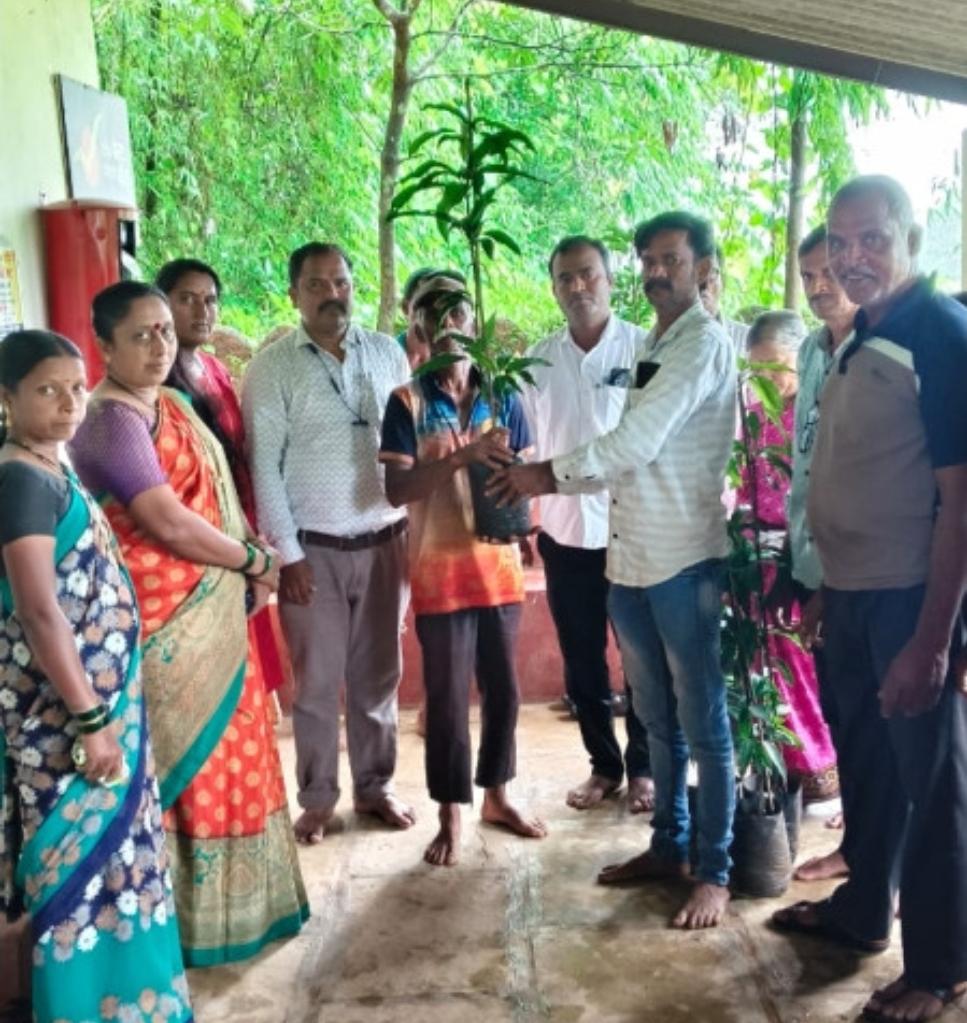 You are currently viewing नापणे ग्रा. पं. च्या वतीने शेतकऱ्यांना ४०० केशर कलम रोपांचे वाटप