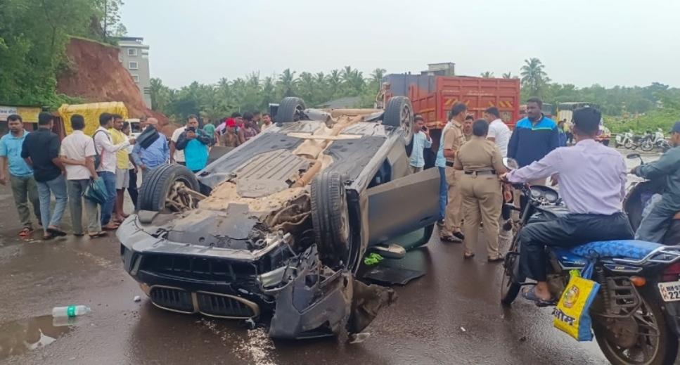 You are currently viewing हळवल फाटा येथे बीएमडब्ल्यू कारचा अपघात   