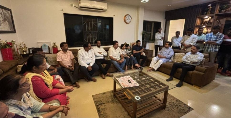 You are currently viewing पालकमंत्री नितेश राणेंकडून विक्रांत सावंत व कुटुंबीयांचे सांत्वन