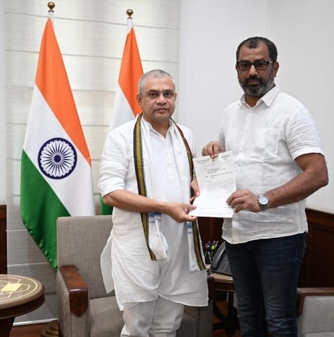 You are currently viewing पत्रकारांच्या रेल्वे सवलतीसाठी केंद्र सरकारकडे पुन्हा मागणी