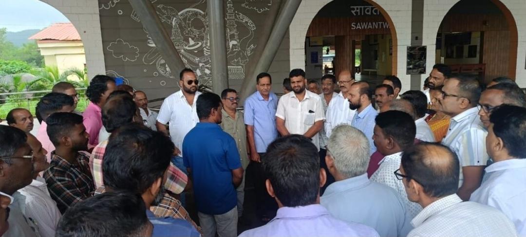 You are currently viewing ठाकरे गटाच्या सामाजिक उपक्रमातून रिक्षाचालकांचा सन्मान; ६८ चालकांना आरोग्य किटचे वाटप