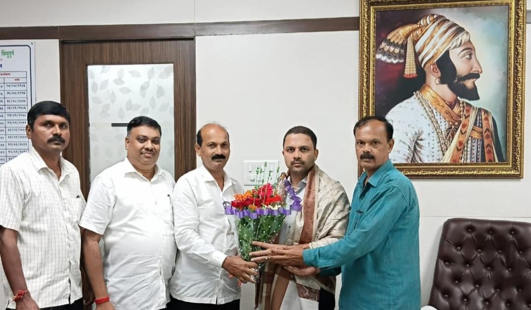 You are currently viewing मनीष दळवी यांचा स्थापेश्वर विकास सोसायटी तर्फे सत्कार