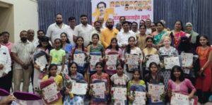 Read more about the article उद्धव ठाकरे यांच्या वाढदिवसानिमित्त गुणवंत विद्यार्थी व सामाजिक कार्यकर्त्यांचा गौरव