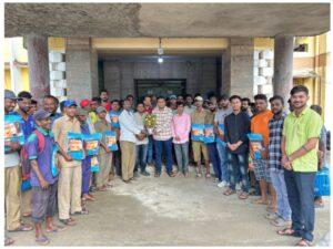 Read more about the article संदीप गावडे यांच्या वाढदिवसानिमित्त नगरपरिषद सफाई कामगारांना रेनकोट वाटप..