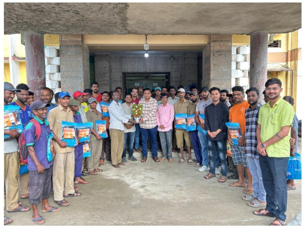 You are currently viewing संदीप गावडे यांच्या वाढदिवसानिमित्त नगरपरिषद सफाई कामगारांना रेनकोट वाटप..