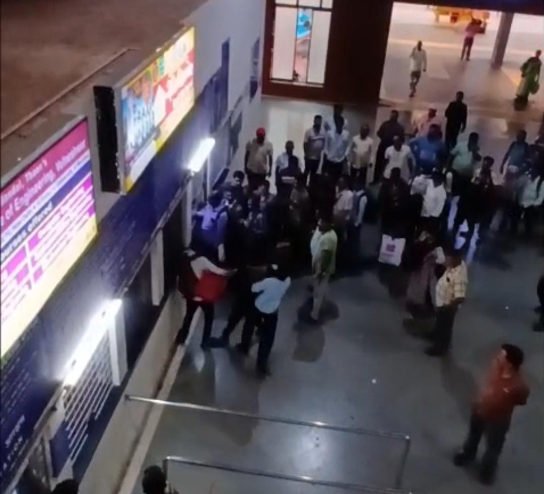 You are currently viewing तिकीट रांगेत वादातून दोन तरुणांत हाणामारी