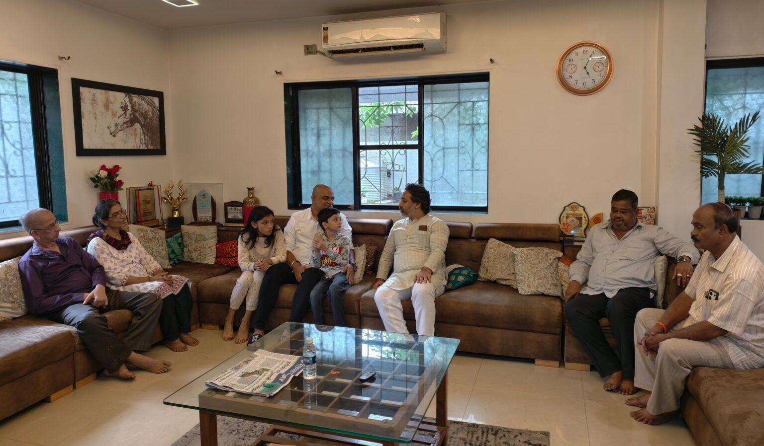 You are currently viewing आम. निलेश राणेंची सावंत कुटुंबीयांना सांत्वनपर भेट