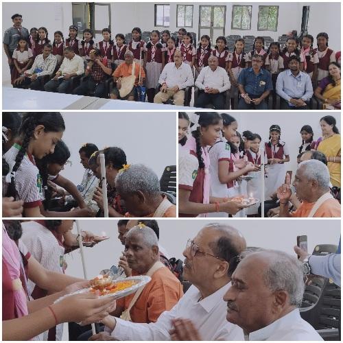 You are currently viewing कलसुलकर हायस्कूलच्या विद्यार्थिनींकडून नेत्रदिव्यांना राखी बांधून अनोखा स्नेहबंध