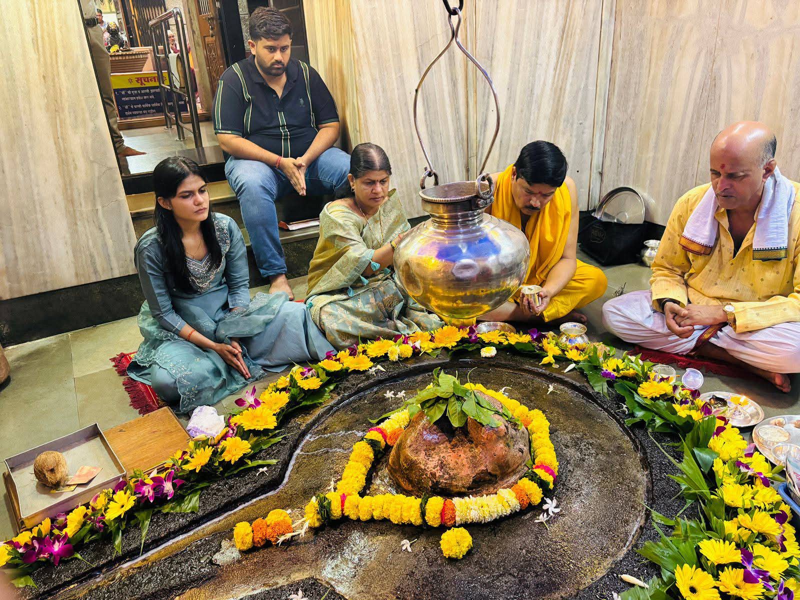 You are currently viewing शिवसेना उपनेते संजय आंग्रेंच्या हस्ते श्रावणी सोमवारच्या दुसऱ्या सोमवारी श्री क्षेत्र कुणकेश्वर येथील पहिली पूजा संपन्न