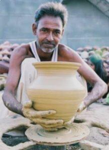 Read more about the article घडवितो घट पहा…