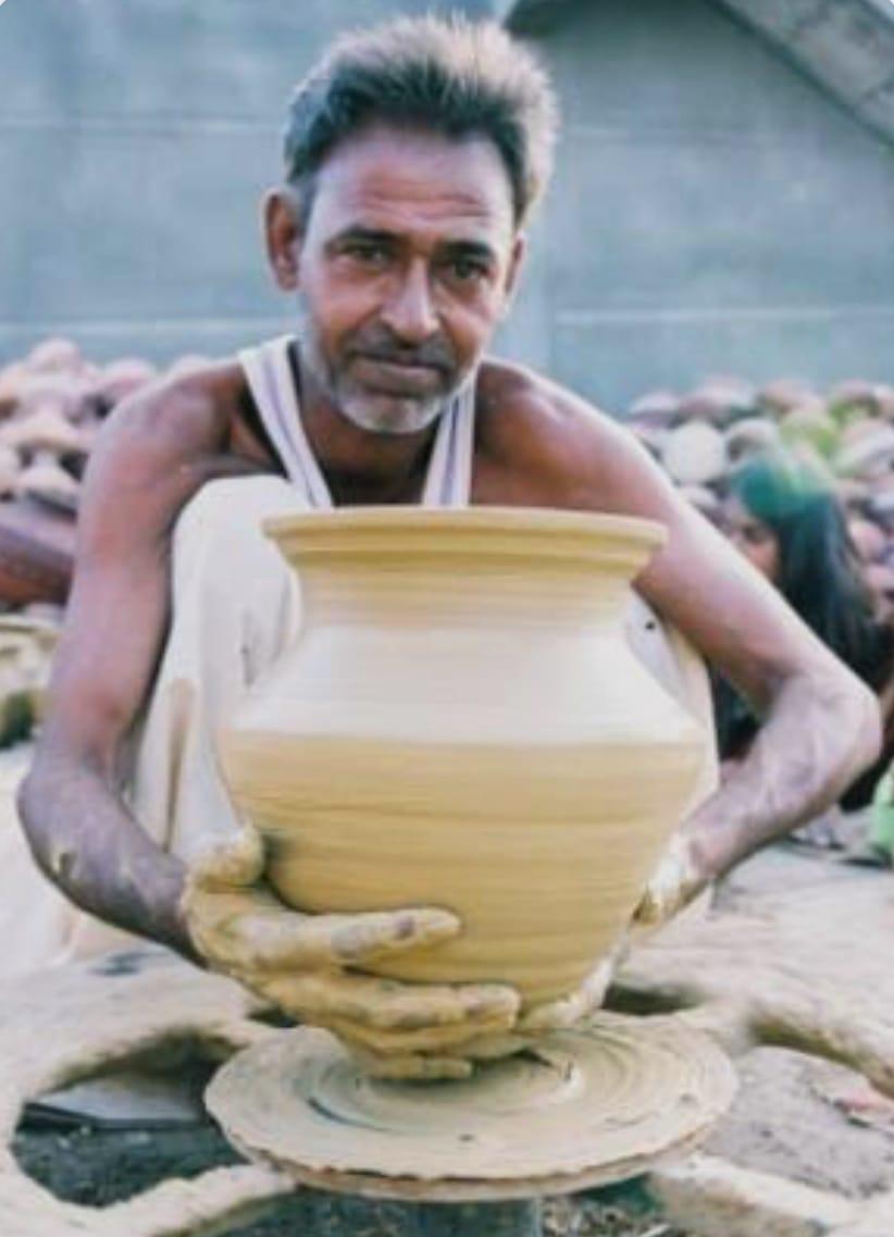 You are currently viewing घडवितो घट पहा…