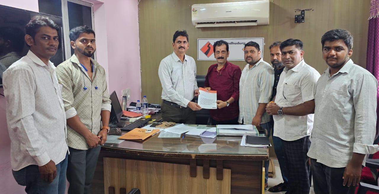 You are currently viewing मुख्यमंत्री तथा पंतप्रधान ग्रामसडक विभागाकडे महाराष्ट्र नवनिर्माण सेनेची ग्रामीण भागातील रस्ते सुधारण्या संदर्भात मागणी