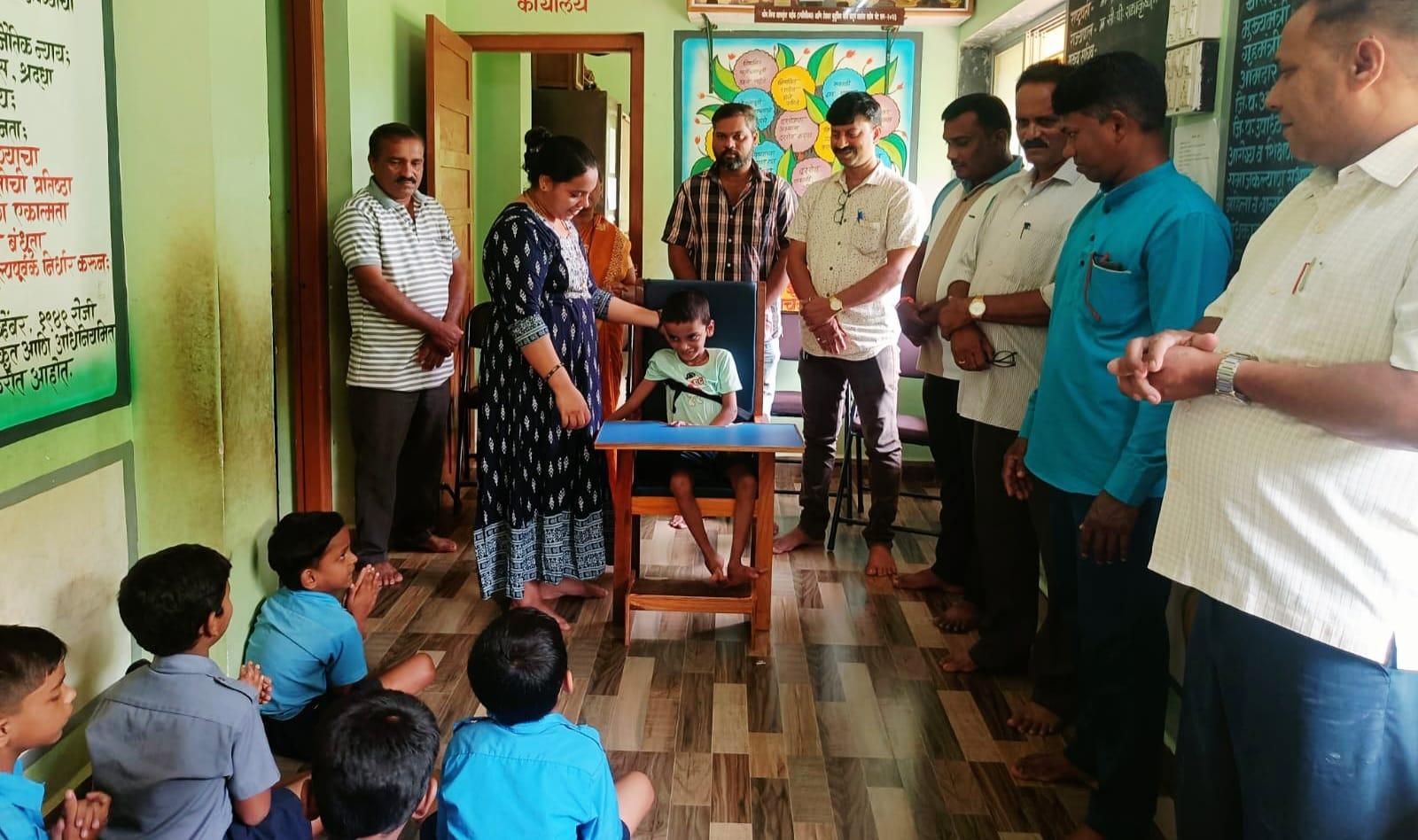 You are currently viewing विशेष गरज असणाऱ्या विद्यार्थ्याला शासनाच्या उपक्रमातून मिळाली खुर्ची