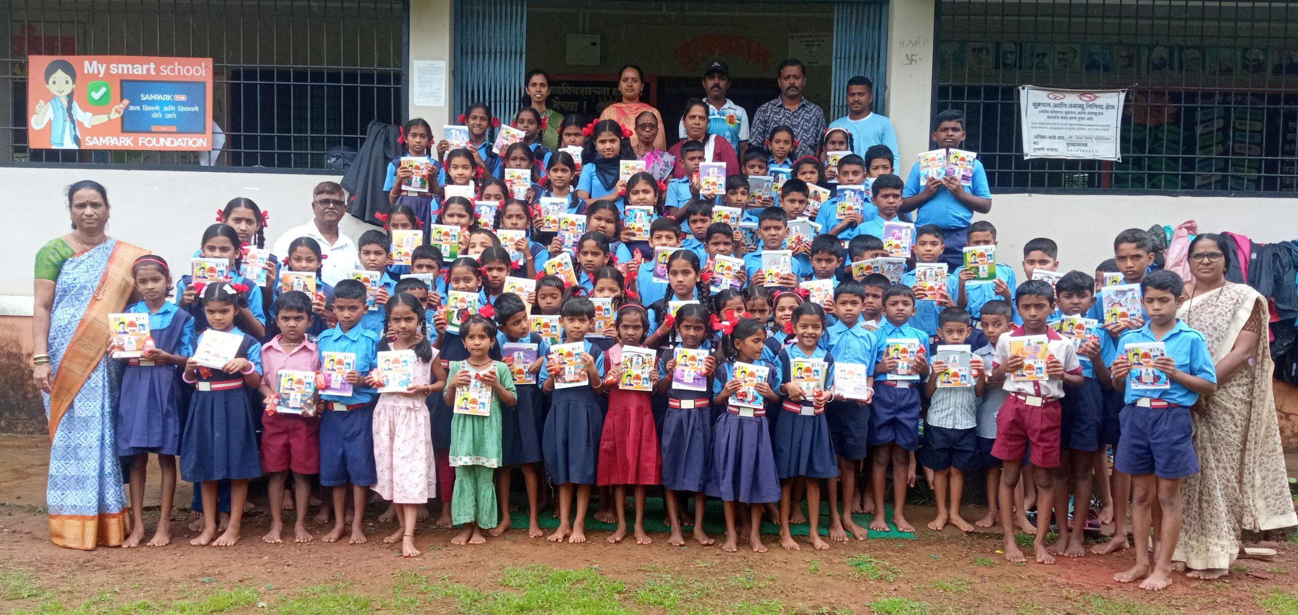 You are currently viewing शिवसेनेच्यावतीने कोलगावातील जिल्हा परिषद शाळांना शैक्षणिक साहित्याचे वाटप