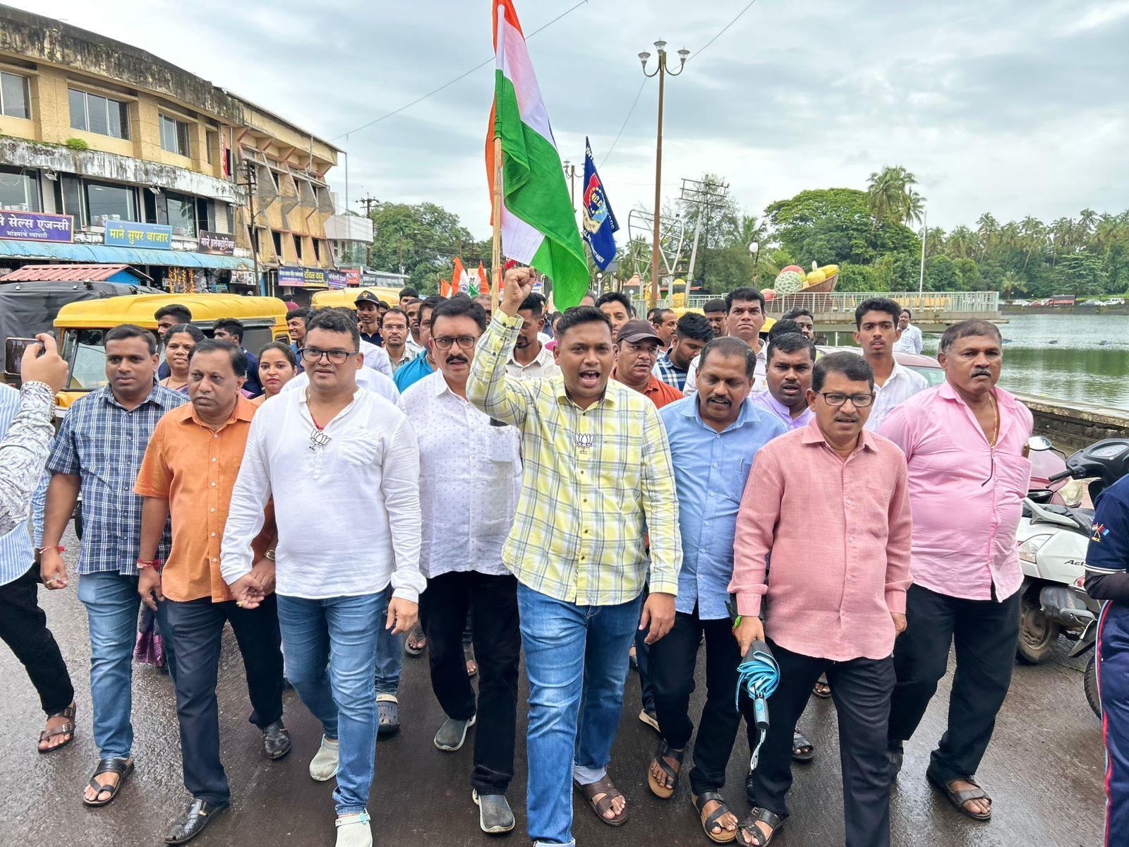 You are currently viewing सावंतवाडी येथे भव्य दिव्य तसेच असंख्य नागरिकांच्या उपस्थितीत तिरंगा यात्रा संपन्न…