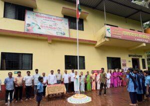 Read more about the article कु.श्रावणी मराठे या विद्यार्थ्यानीच्या हस्ते कलमठ ग्रामपंचायत मध्ये ध्वजारोहण