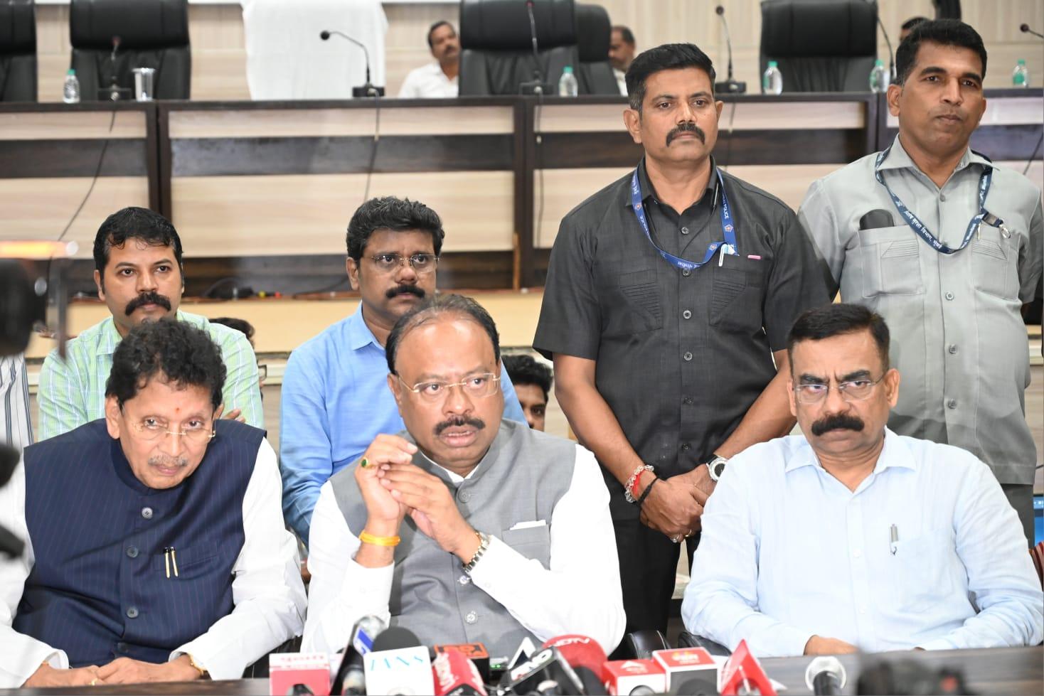 You are currently viewing सिंधुदुर्गात वाळू माफियांवर धडक कारवाईचे निर्देश – महसूलमंत्री बावनकुळे