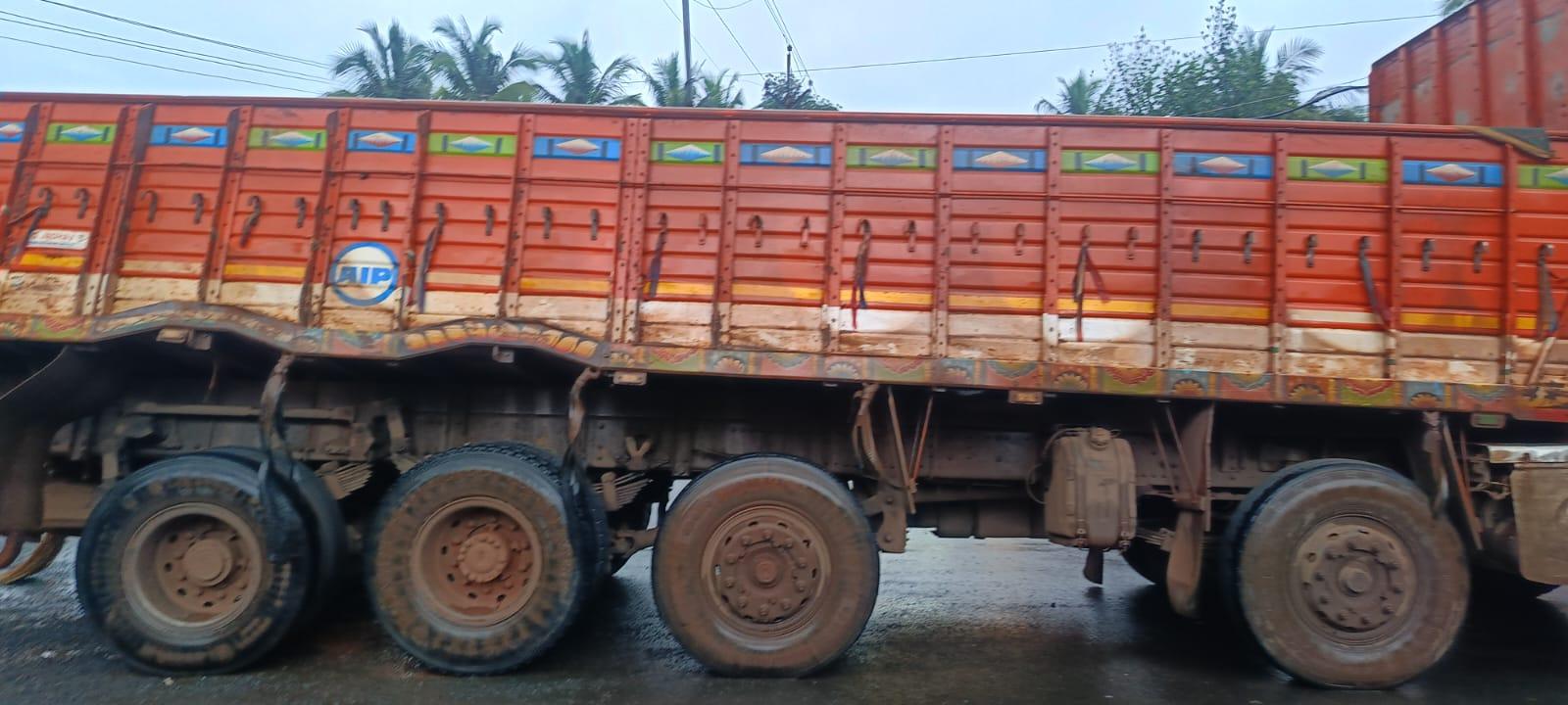 You are currently viewing फोंडाघाटमध्ये ओव्हरलोड ट्रक रस्त्यावर बंद