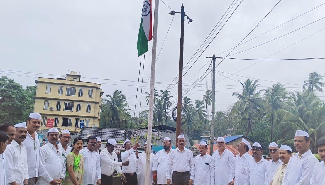 You are currently viewing राजा शिवाजी चौक मित्र मंडळाच्या ध्वजावंदनाचा बहुमान सामाजिक बांधिलकी प्रतिष्ठानच्या रवी जाधवला.