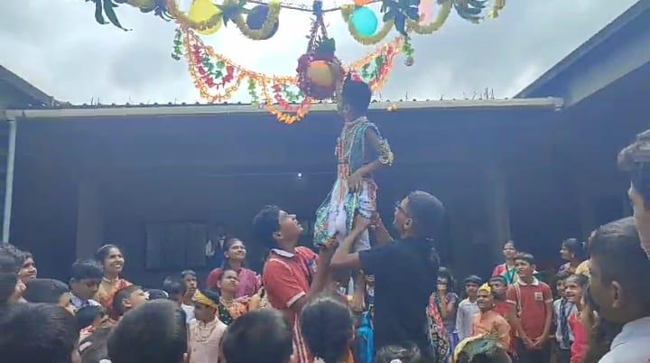 You are currently viewing इंग्लिश मिडियम स्कूल तळवडे येथे दहिहंडी उत्सव उत्साहात साजरा