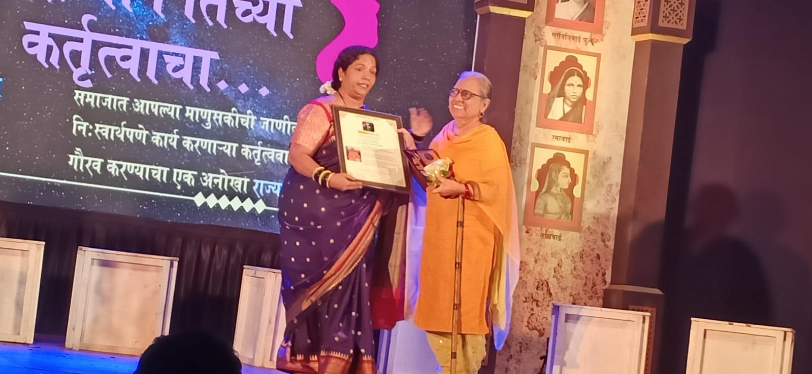 You are currently viewing ‘सन्मान तिच्या कर्त्तृत्वाचा’ पुरस्काराने जेष्ठ लेखिका शैलजा करोडे सन्मानित