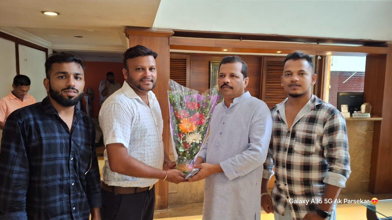 You are currently viewing न्हावेली उपसरपंच अक्षय पार्सेकर यांनी दिल्या संजू परब यांना वाढदिवसाच्या शुभेच्छा