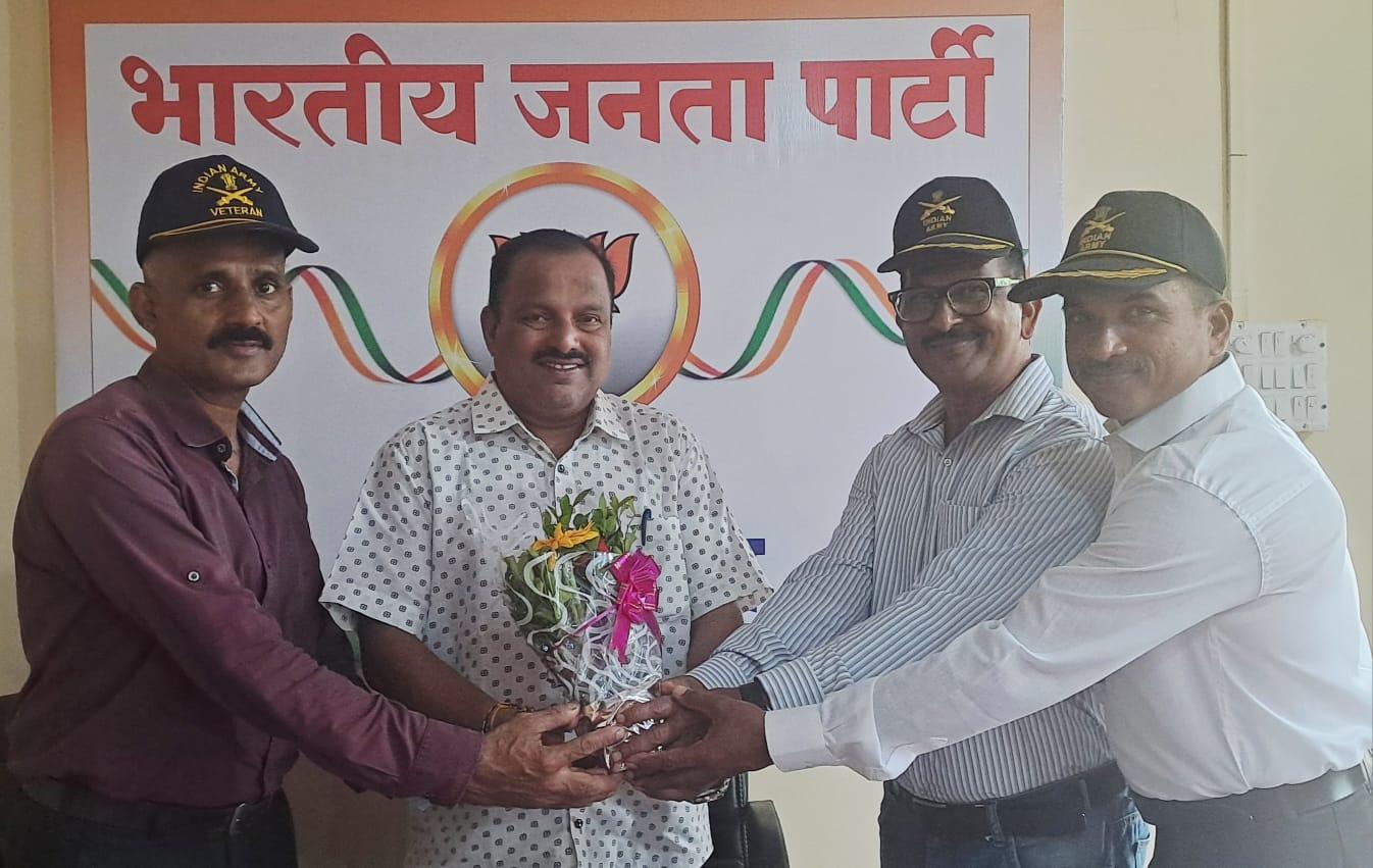 You are currently viewing माजी सैनिकांनी मानले भाजपा जिल्हा उपाध्यक्ष प्रसंन्ना देसाई यांचे आभार !!