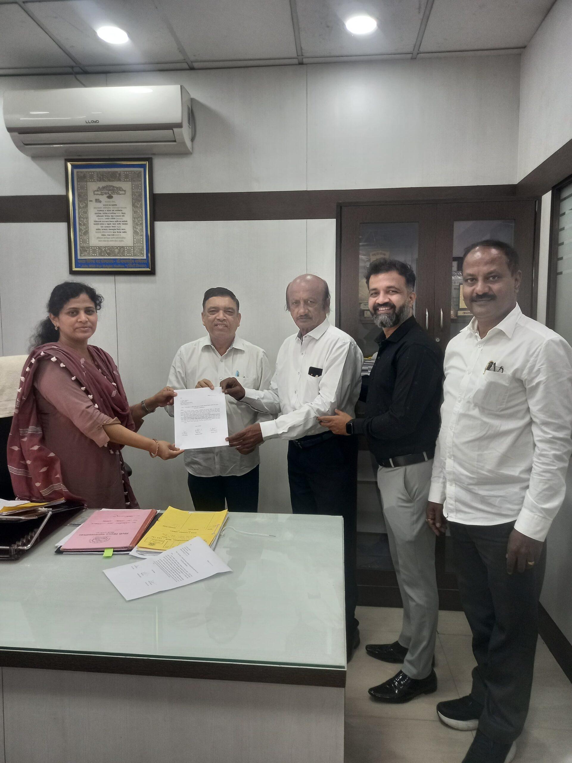 You are currently viewing गणेश तलाव येथे गणेशमूर्ती विसर्जन प्रसंगी सोयीसुविधा पुरविण्याविषयी निवेदन सुपूर्द