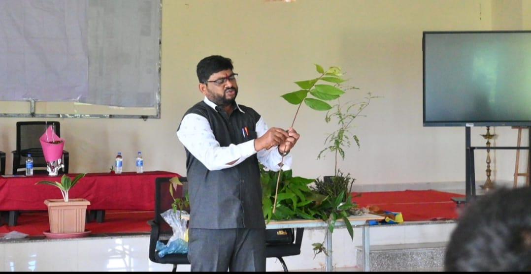 You are currently viewing शेतीत नवे कौशल्य – कलम बांधणी प्रशिक्षणातून आत्मनिर्भरतेचा मार्ग