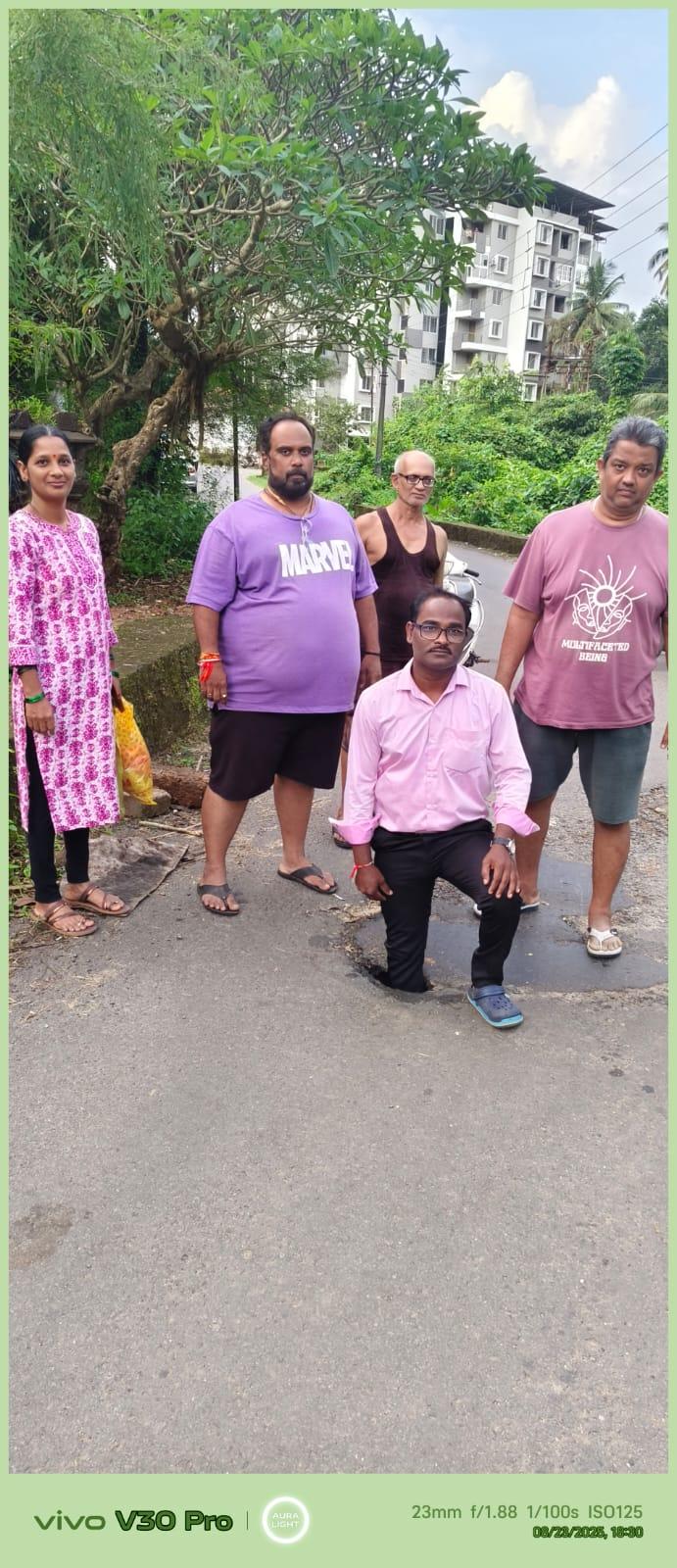 You are currently viewing माठेवाडा येथे रस्त्याच्या मधोमध पडलेल्या खड्ड्यांमध्ये पाय जाऊन महिलेचा अपघात.