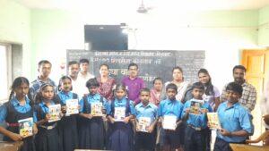 Read more about the article कोलगाव माध्यमिक विद्यालयात शिवसेनेच्यावतीने शैक्षणिक साहित्य वितरण