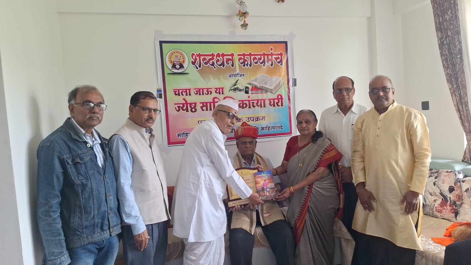 You are currently viewing शब्दधन काव्यमंचाने केलेल्या सन्मानाने मनात कृतार्थतेचे भाव! – बबन पोतदार