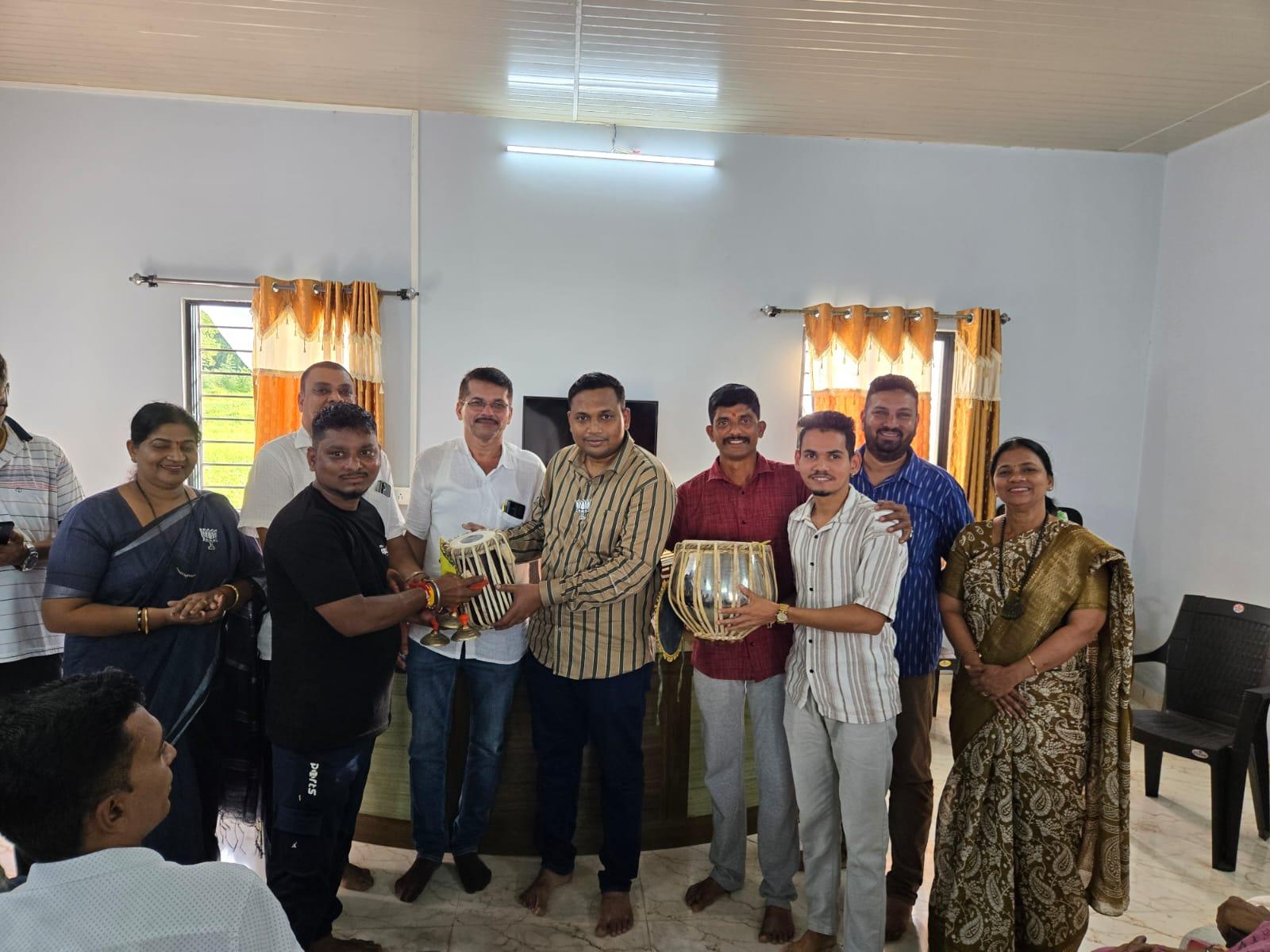 You are currently viewing भारतीय जनता पार्टीच्या माध्यमातून बांदा मंडल मधील भजनी मंडळांना भजनी साहित्य वाटप : संदिप गावडे यांचा उपक्रम