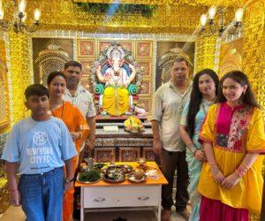 Read more about the article माजी आमदार वैभव नाईक यांनी कुटुंबीयांसमवेत आरोंदा येथील निवासस्थानी विराजमान गणरायाचे विधिवत पूजन करून घेतले दर्शन*