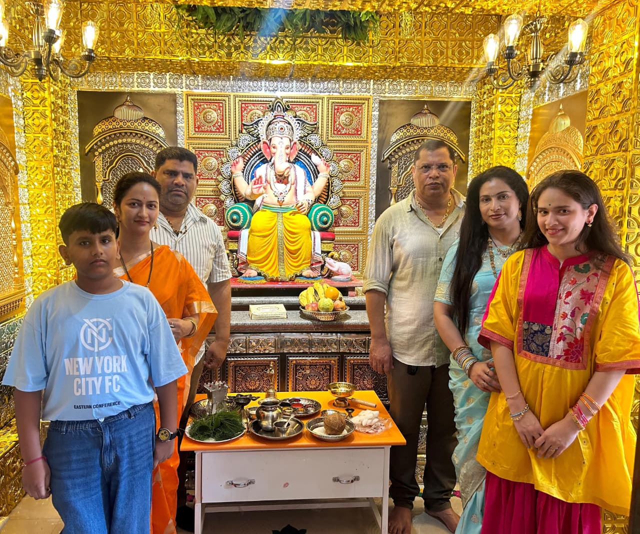 You are currently viewing माजी आमदार वैभव नाईक यांनी कुटुंबीयांसमवेत आरोंदा येथील निवासस्थानी विराजमान गणरायाचे विधिवत पूजन करून घेतले दर्शन*