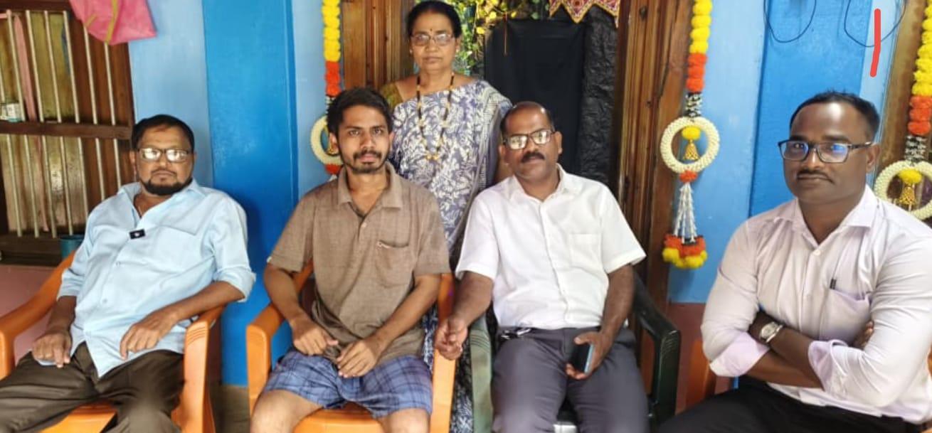 You are currently viewing बेशुद्ध अवस्थेत सापडलेल्या चाकरमन्याला सामाजिक बांधिलकीच्या सदस्यांनी सुखरूप घरी पोहोचवले