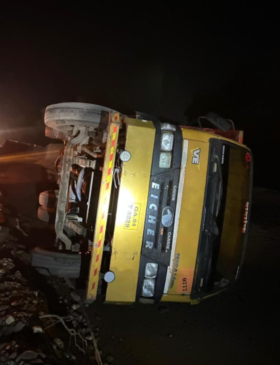 You are currently viewing इन्सुली तपासणी नाक्यानजीक डंपर अपघातग्रस्त