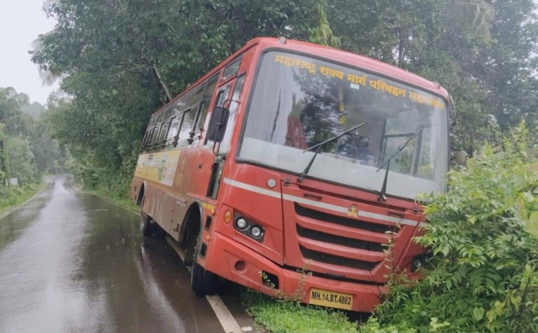 You are currently viewing आकेरी येथे एसटी बस रस्त्याच्या कडेला उलटली; प्रवासी सुखरूप बचावले