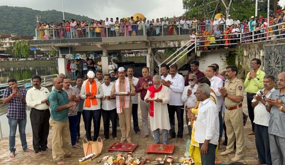 You are currently viewing सावंतवाडीतील ऐतिहासिक मोती तलावाला सुवर्णनारळ ‘ अर्पण