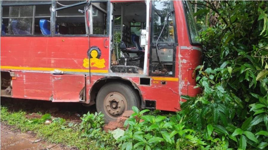 You are currently viewing साटेली तर्फ सातार्डा येथे बस आणि आयशर अपघातात बसमधील प्रवासी जखमी