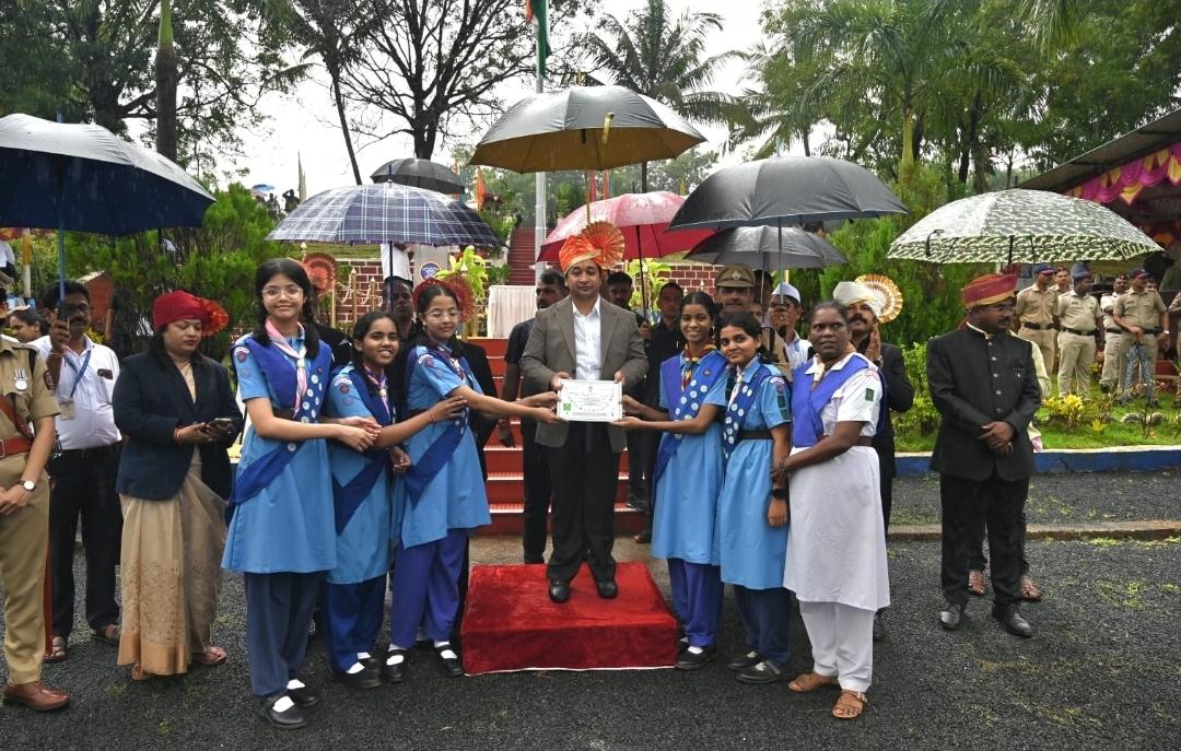 You are currently viewing पालकमंत्री नितेश राणे यांच्या हस्ते विविध क्षेत्रात उत्कृष्ट कार्य करणाऱ्यांचा गौरव