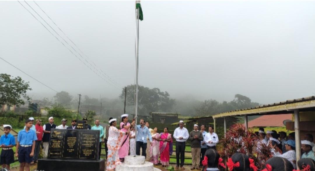 You are currently viewing आदर्श अंगणवाडी सेविका व मदतनिसांचा चौकुळमध्ये स्वातंत्र्यदिनादिवशी सन्मान