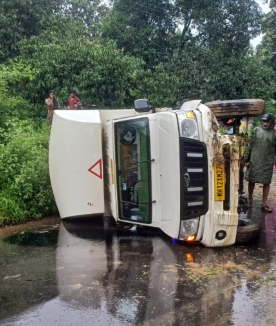 You are currently viewing विलवडेत अचानक ब्रेक लावल्याने पिकअप टेम्पो पलटी