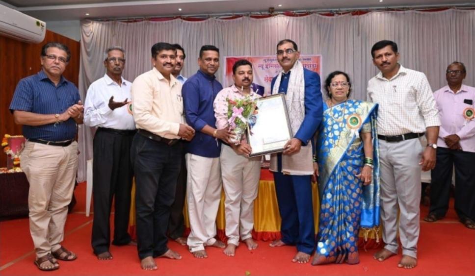 You are currently viewing न्यु इंग्लिश स्कूल, उभादांडा विद्यालयाचे मुख्याध्यापक उमेश वाळवेकर “जीवनगौरव” पुरस्काराने सन्मानित