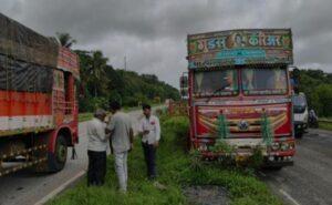 Read more about the article कुडाळ-पणदूर महामार्गावर मालवाहू ट्रक दुभाजकावर आदळला; खड्ड्यांमुळे अपघात