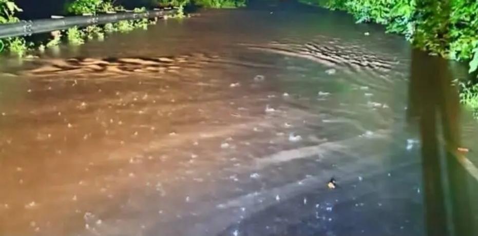 You are currently viewing आंबोली-सावंतवाडी राज्य मार्ग पाण्याखाली