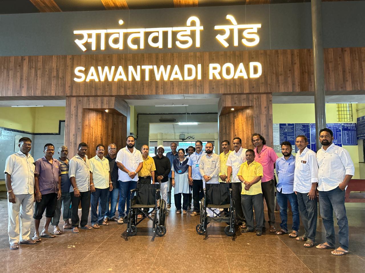 You are currently viewing सावंतवाडी रोड स्थानकावर प्रवाशांसाठी ठाकरे शिवसेनेतर्फे दोन नवीन व्हीलचेअर उपलब्ध