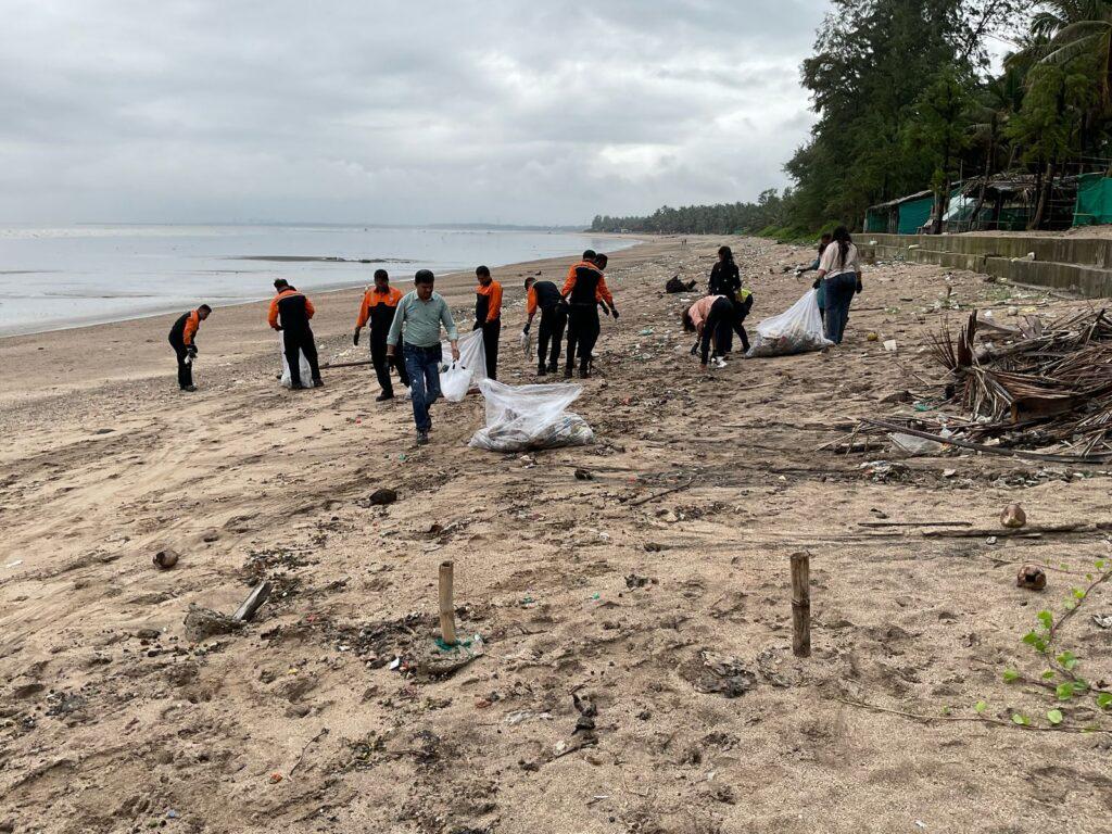 You are currently viewing आंतराष्ट्रीय स्वच्छता दिनाचे औचित्य साधून राष्ट्रीय किनारा अभियानांतर्गत समुद्रकिनारा स्वच्छता मोहीम