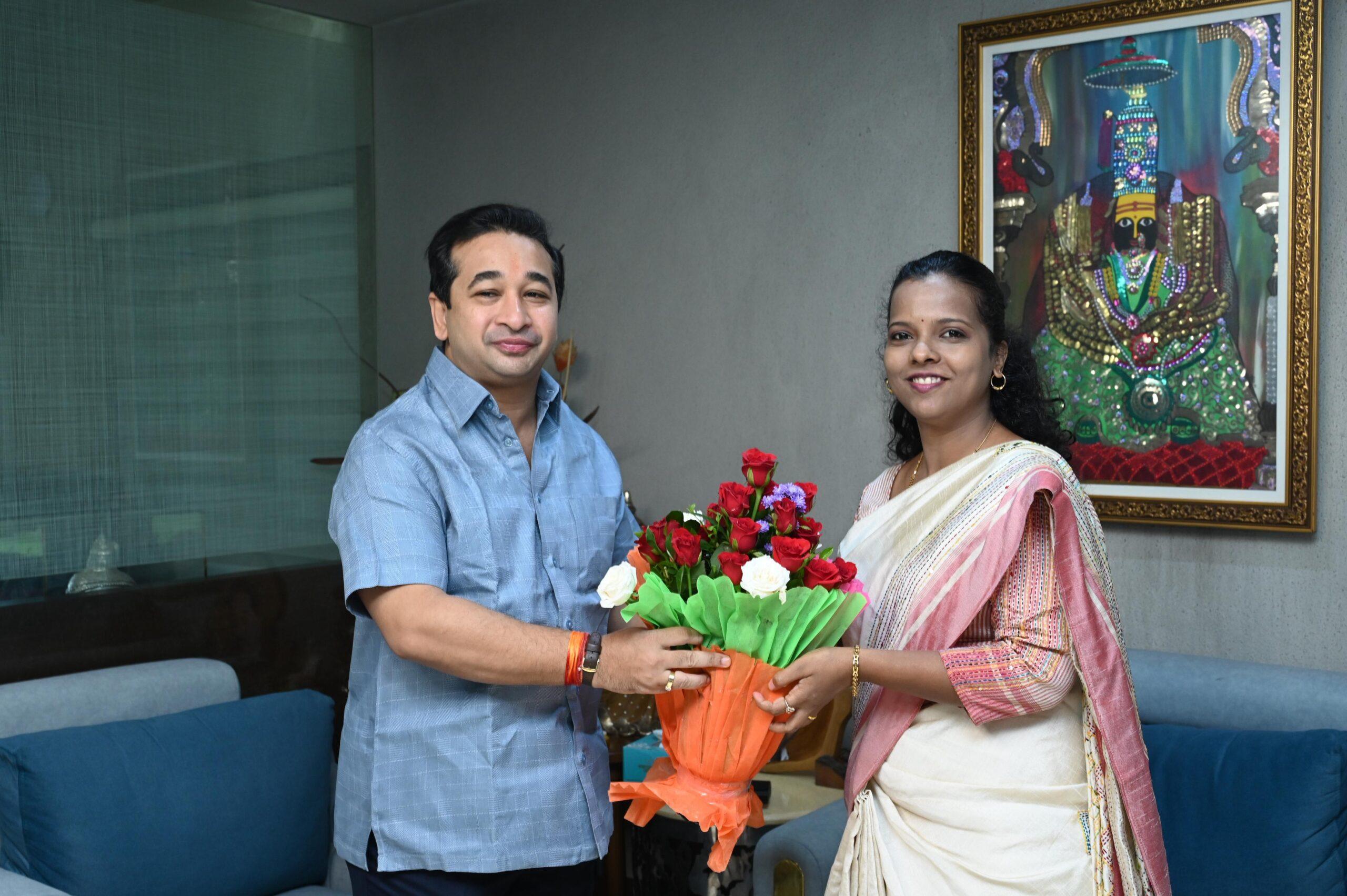 You are currently viewing पालकमंत्री नितेश राणे यांची जिल्हाधिकारी तृप्ती धोडमिसे यांनी घेतली भेट