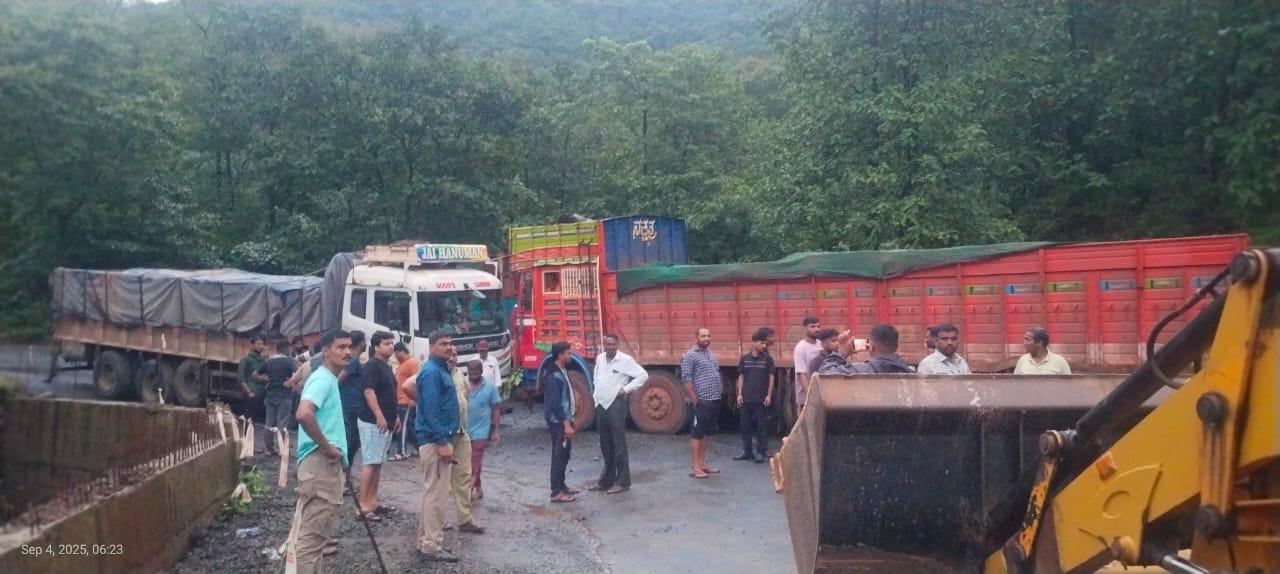 You are currently viewing फोंडाघाटात ओव्हरलोड ट्रकमुळे वाहतूक ठप्प